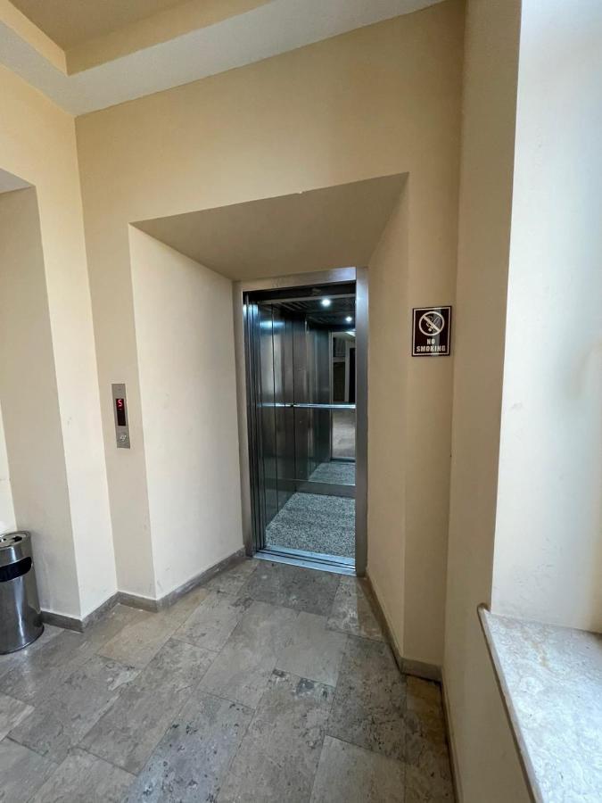 Armenak Apartment No 8, Abovyan Street Jerevan Buitenkant foto