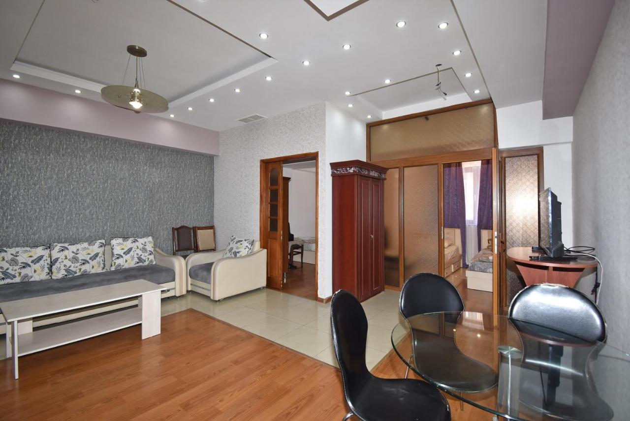 Armenak Apartment No 8, Abovyan Street Jerevan Buitenkant foto