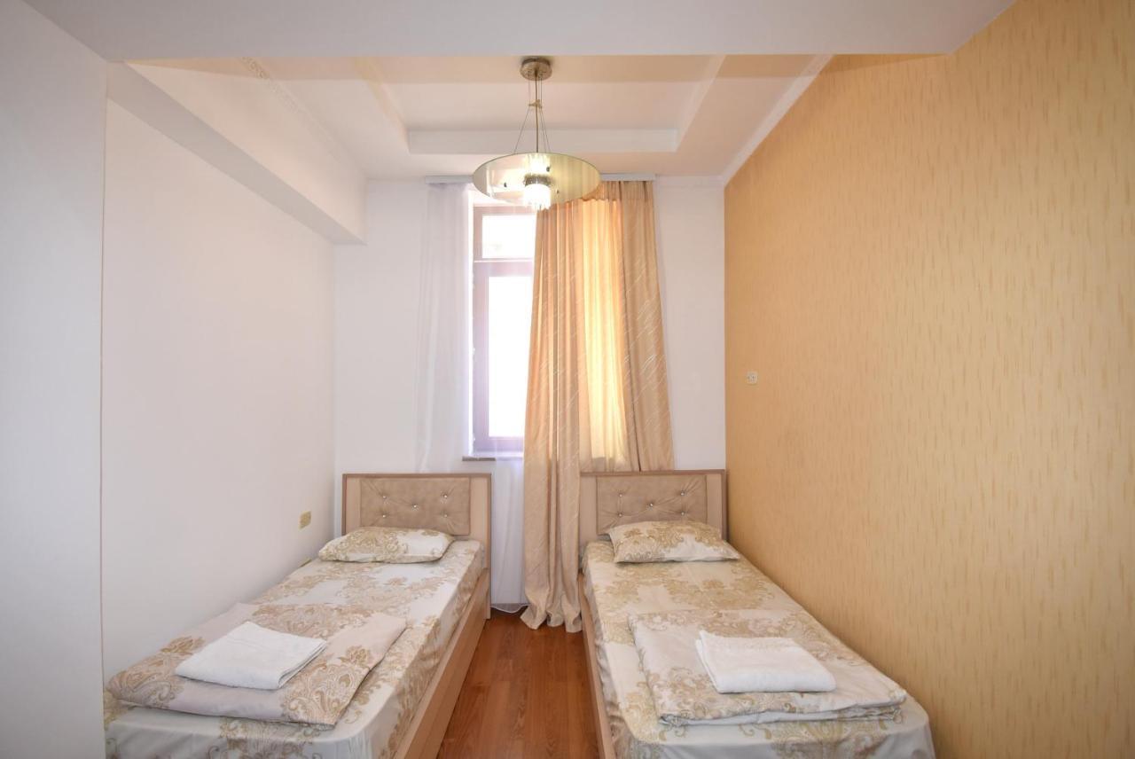 Armenak Apartment No 8, Abovyan Street Jerevan Buitenkant foto